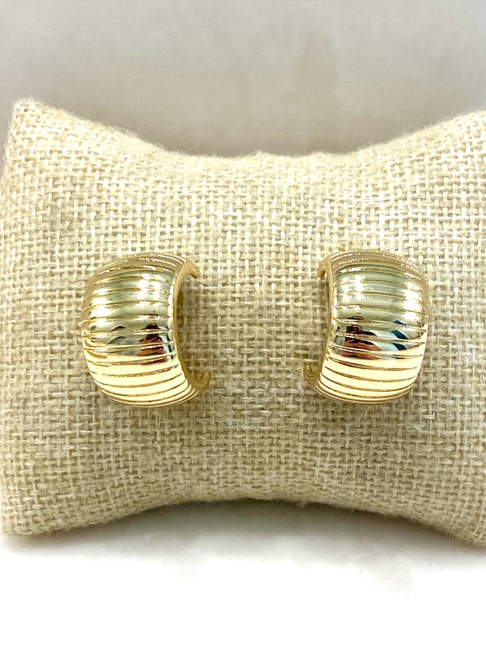 Vintage Gold Tone Chunky Ribbed Shrimp Dome C Hoop Stud Earrings Textured